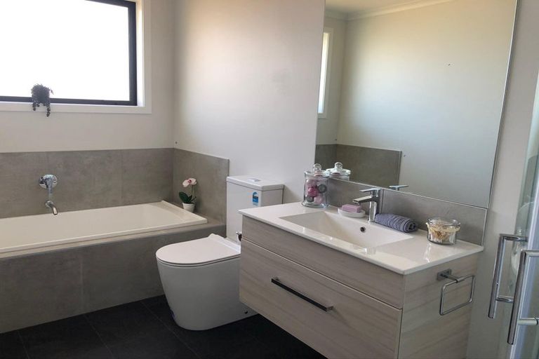 Photo of property in 1 Orawahi Road, Glenbrook, 2681