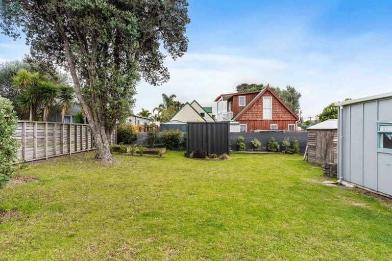 Photo of property in 221 Linton Crescent, Whangamata, 3620