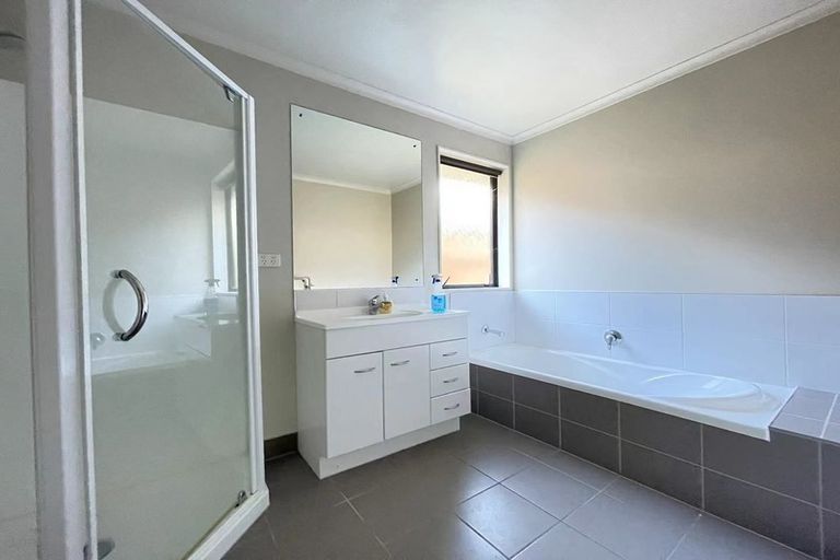 Photo of property in 17 Bonny Crescent, Massey, Auckland, 0614