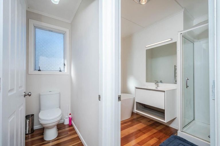 Photo of property in 27 Brooker Grove, Newlands, Wellington, 6037