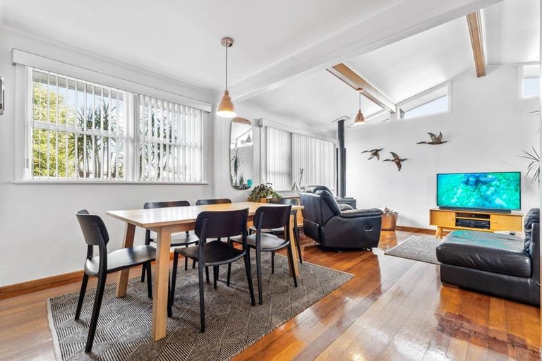 Photo of property in 6 Clinton Avenue, Te Atatu Peninsula, Auckland, 0610