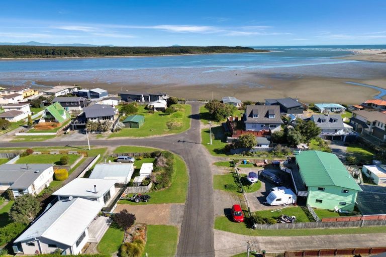 Photo of property in 18 Robbie Street, Foxton Beach, Foxton, 4815