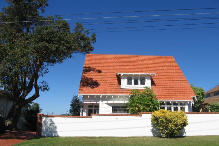 Photo of property in 19 Ocean View Road, Milford, Auckland, 0620