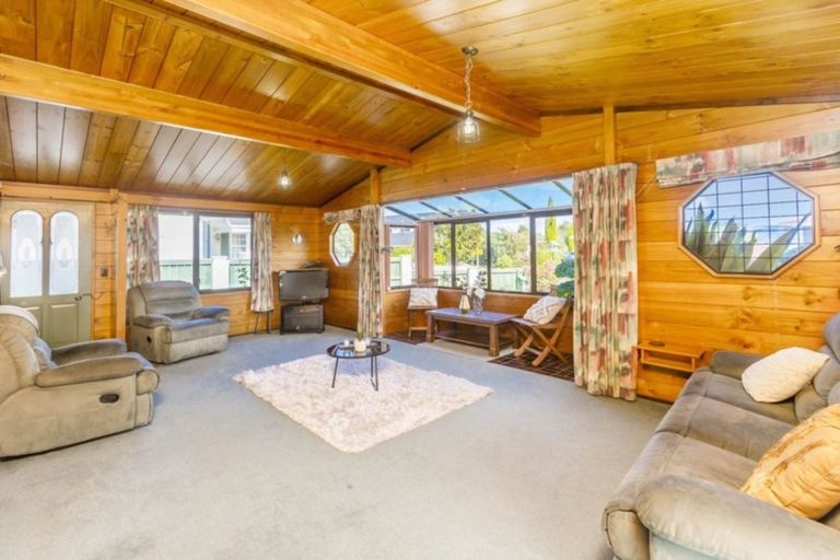 Photo of property in 8 Roband Crescent, Brown Owl, Upper Hutt, 5018