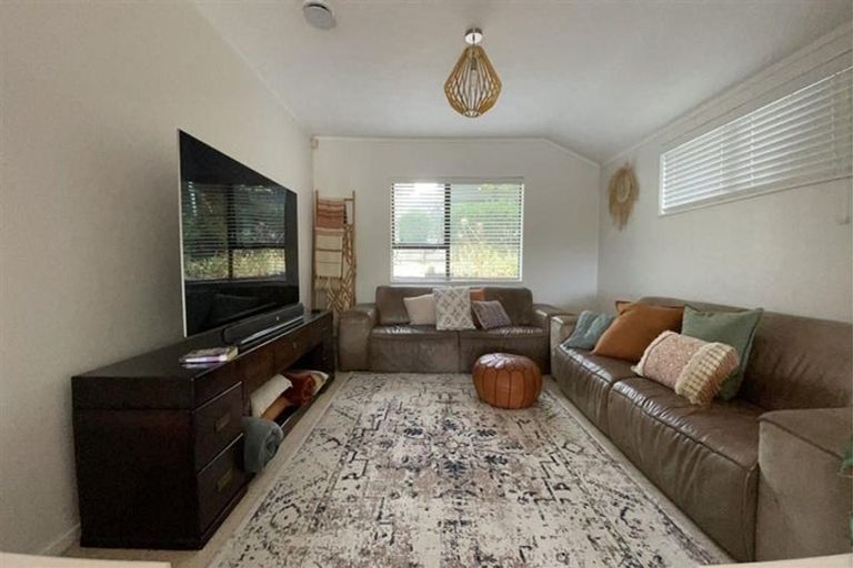 Photo of property in 947 East Coast Road, Torbay, Auckland, 0630