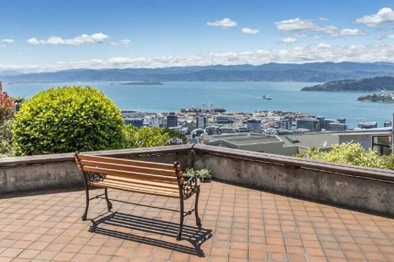 Photo of property in 5 Mataroa Avenue, Northland, Wellington, 6012