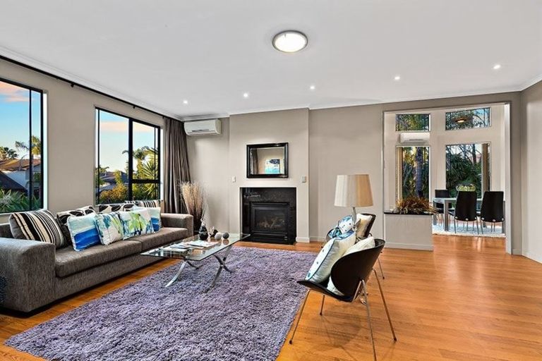 Photo of property in 6 Lupetti Rise, West Harbour, Auckland, 0618