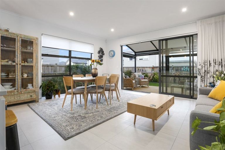 Photo of property in 21 Kukuwai Avenue, Red Beach, 0932