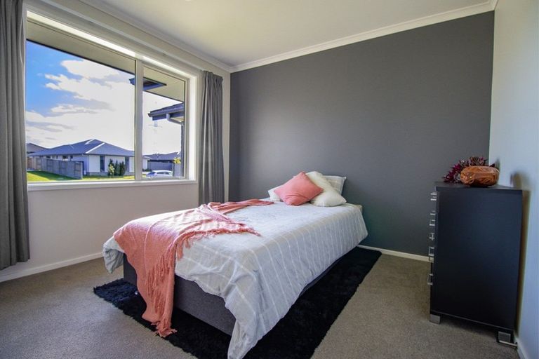Photo of property in 4 Mediterranean Grove, Fitzherbert, Palmerston North, 4410