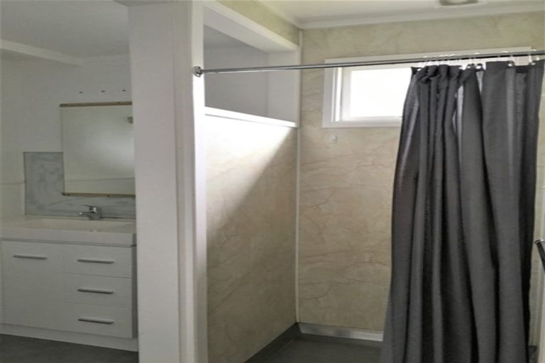 Photo of property in 23 Carlisle Road, Torbay, Auckland, 0630