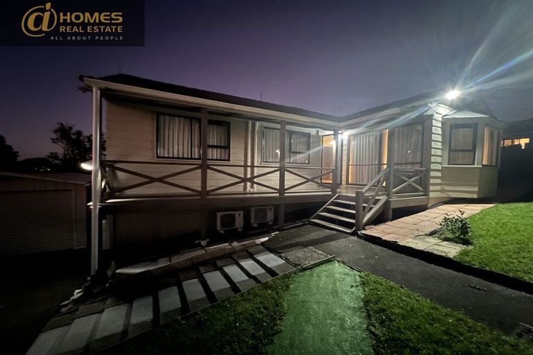 Photo of property in 15 Meadowood Drive, Unsworth Heights, Auckland, 0632