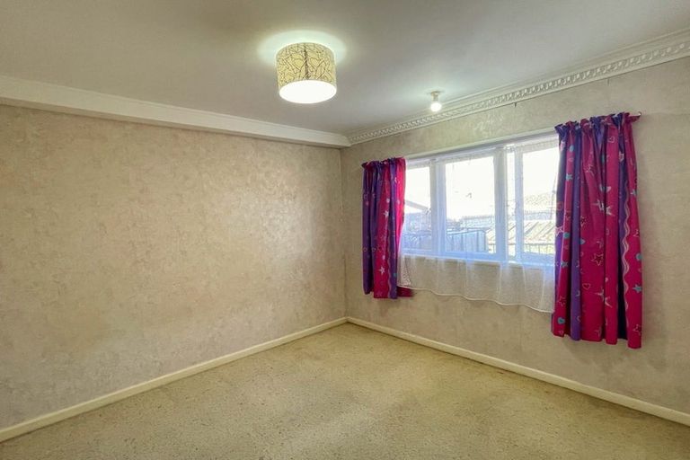 Photo of property in 18 Beaubank Road, Kelston, Auckland, 0602