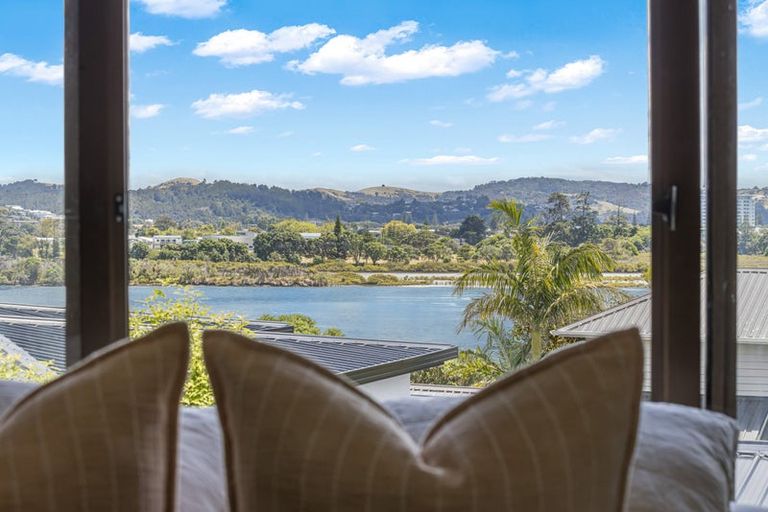 Photo of property in 28 Pohutukawa Avenue, Red Beach, 0932