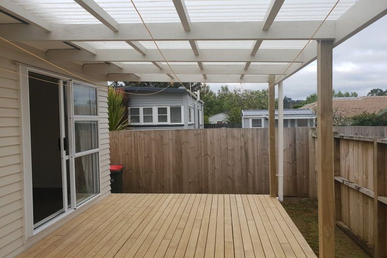 Photo of property in 6 Knox Road, Swanson, Auckland, 0612