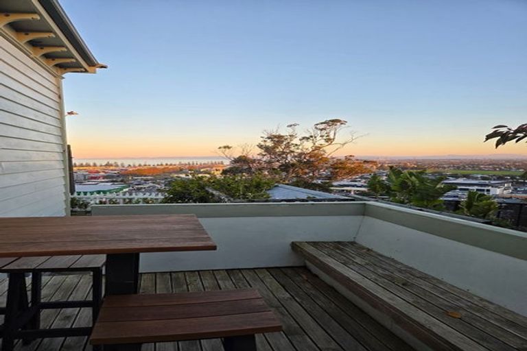 Photo of property in 3 Colenso Avenue, Hospital Hill, Napier, 4110