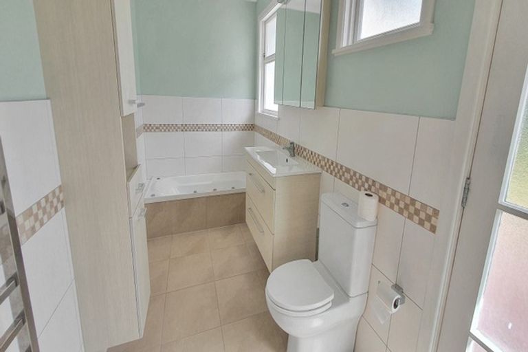 Photo of property in 35 Hartley Terrace, Massey, Auckland, 0614