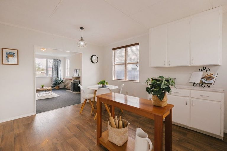 Photo of property in 25 Mokau Place, Terrace End, Palmerston North, 4410