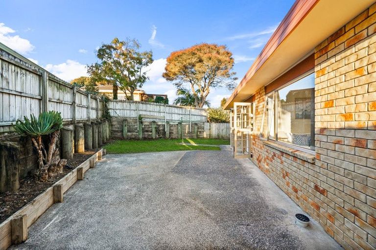 Photo of property in 28 Ginders Drive, Massey, Auckland, 0614