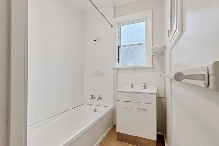 Photo of property in 42 Pitcairn Crescent, Bryndwr, Christchurch, 8053