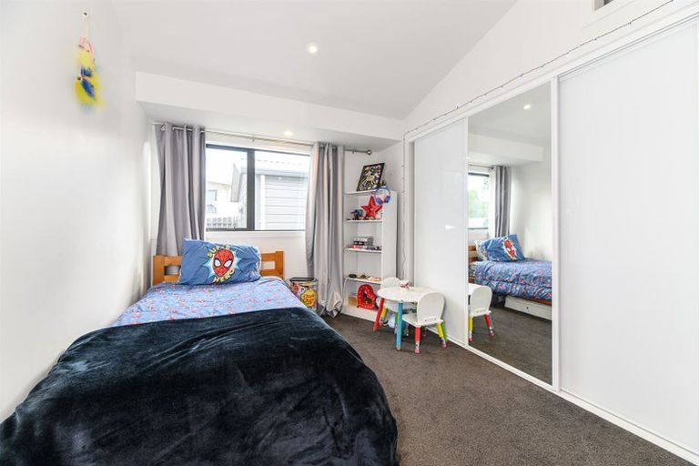 Photo of property in 5 Foyle Place, Glendene, Auckland, 0602