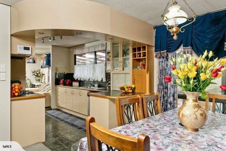 Photo of property in 80 Totaravale Drive, Totara Vale, Auckland, 0629