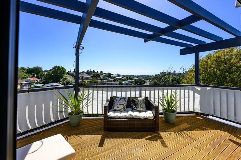 Photo of property in 3 Lindaver Grove, Merrilands, New Plymouth, 4312