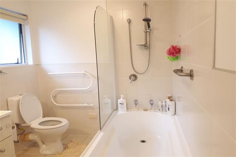 Photo of property in 22 Harbour Lights Close, West Harbour, Auckland, 0618