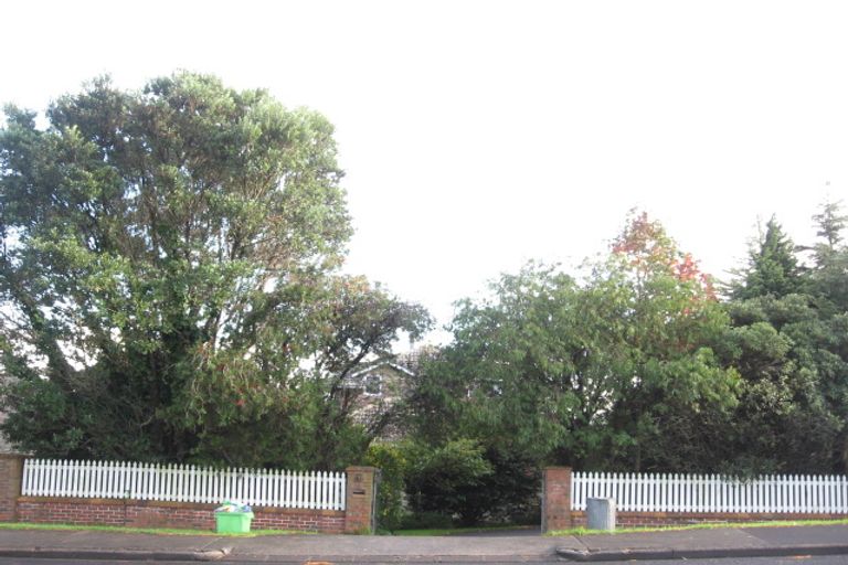 Photo of property in 6 Mellons Bay Road, Howick, Auckland, 2014