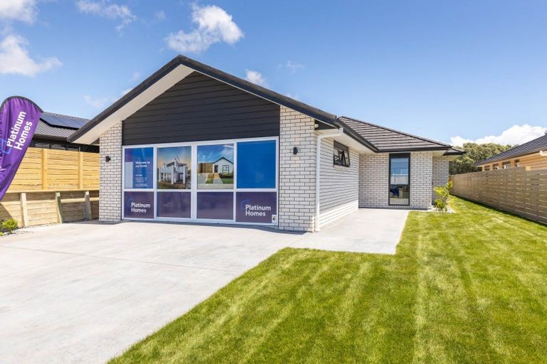 Photo of property in 8 Oakmont Crescent, Waiwhakaiho, New Plymouth, 4312