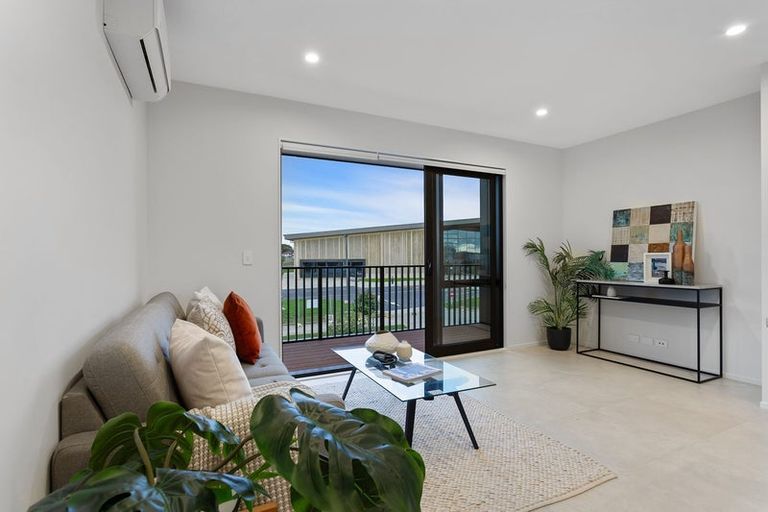 Photo of property in 2 Tara Lane, Manurewa, 2102