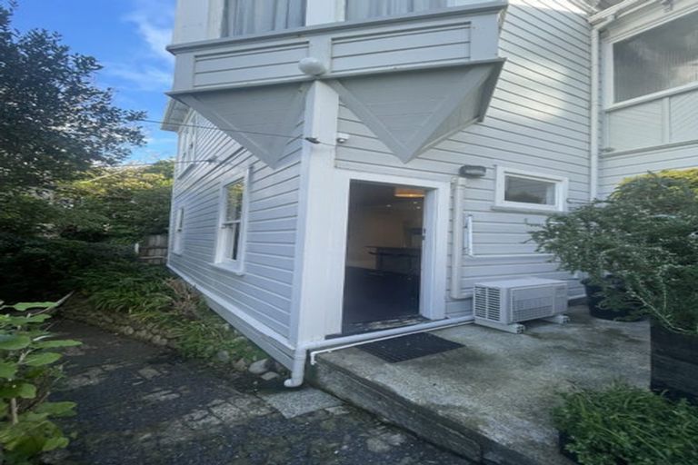 Photo of property in 152 Kelburn Parade, Kelburn, Wellington, 6012