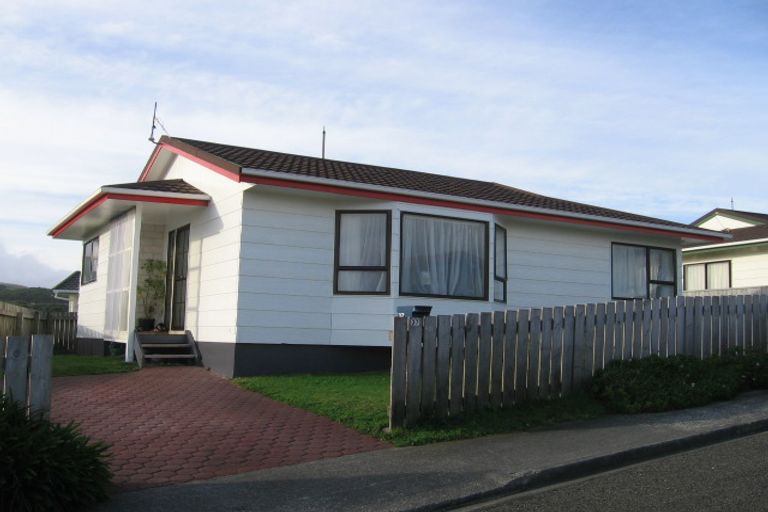 Photo of property in 37 Sunhaven Drive, Newlands, Wellington, 6037