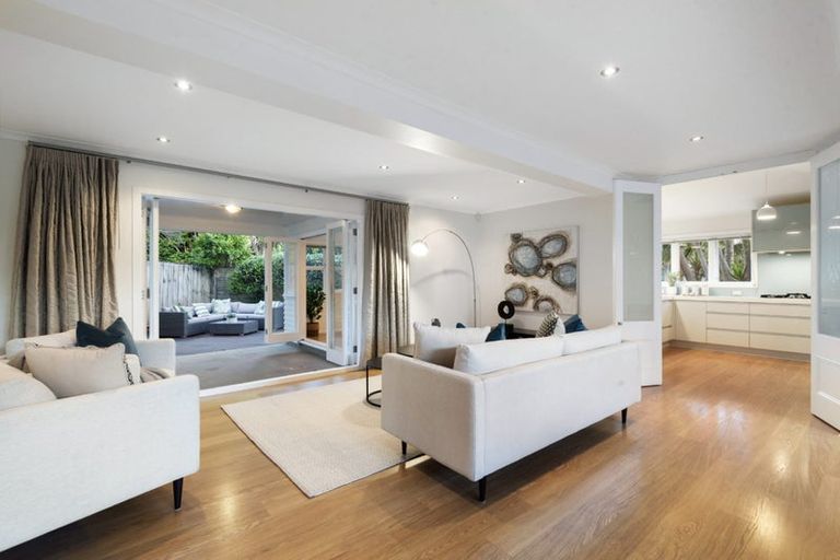 Photo of property in 22 Eversleigh Road, Belmont, Auckland, 0622