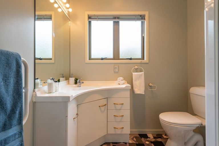 Photo of property in 42 Dress Circle, Newlands, Wellington, 6037