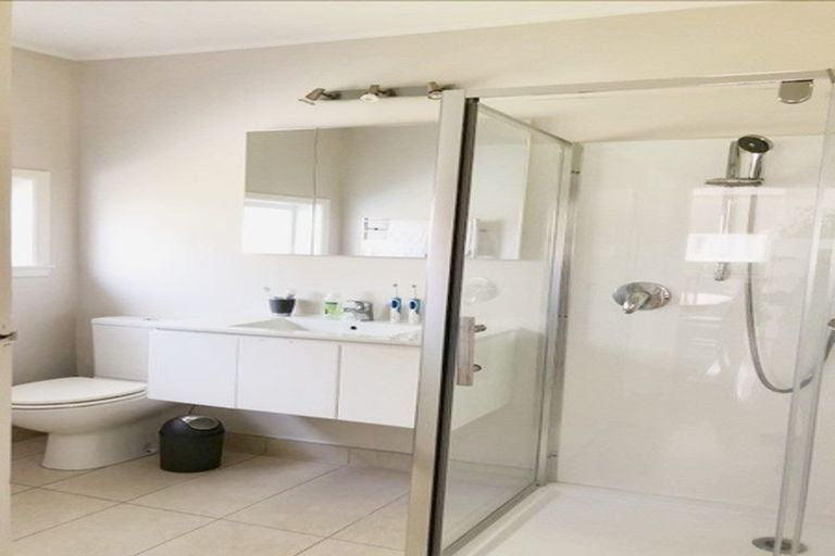 Photo of property in 18 Yeovil Road, Te Atatu Peninsula, Auckland, 0610