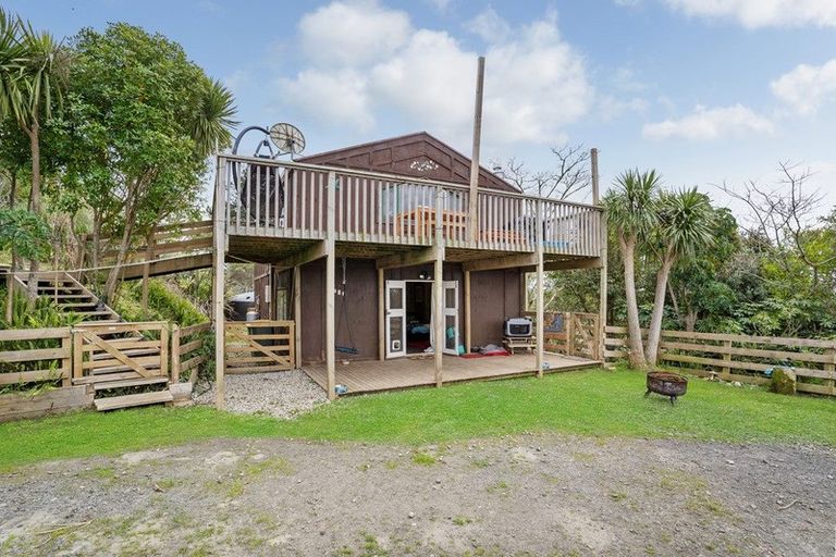 Photo of property in 2219 South Head Road, South Head, Helensville, 0874