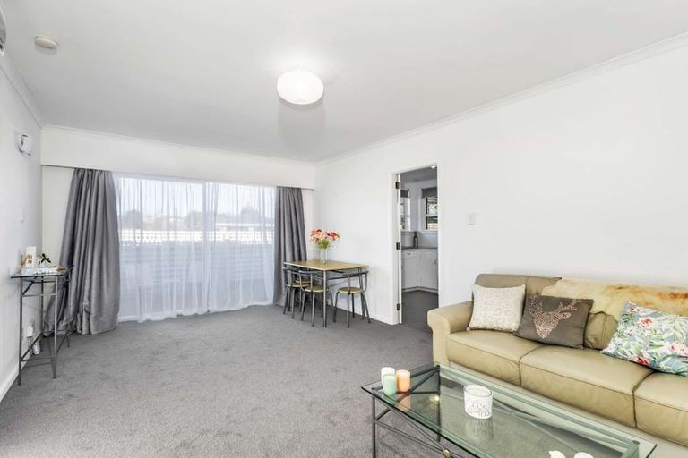 Photo of property in 2/13 Avenue Road, West End, Timaru, 7910