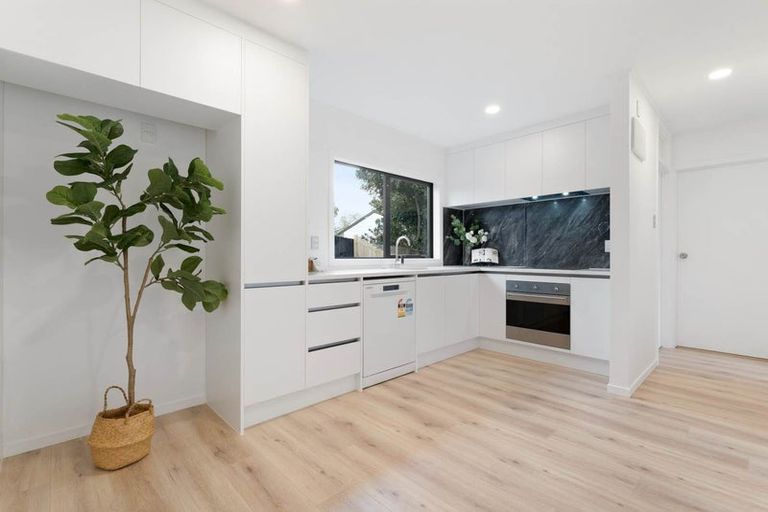 Photo of property in 2/612 Beach Road, Browns Bay, Auckland, 0630