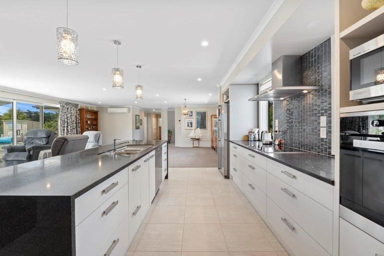 Photo of property in 42 Farrand Road, Kumeu, 0891