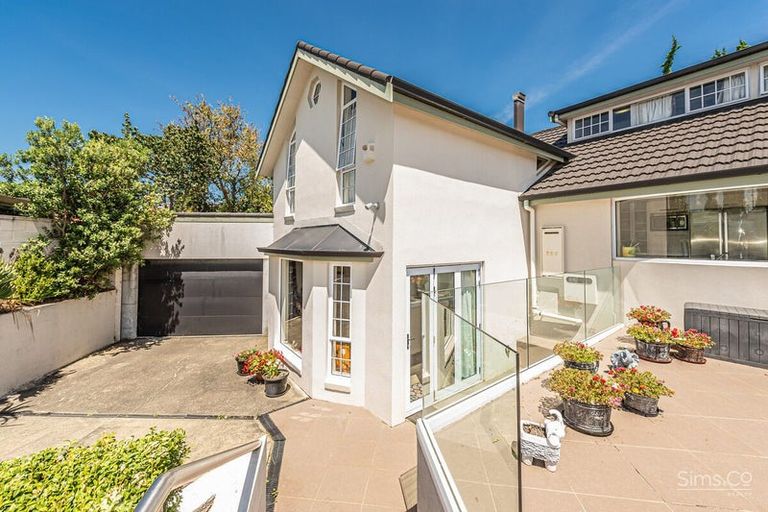 Photo of property in 2 Burtts Road, Durie Hill, Whanganui, 4500