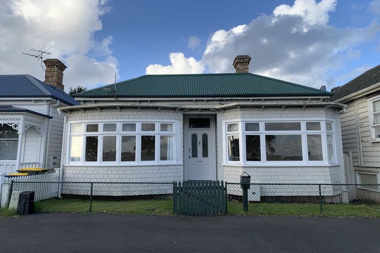 Photo of property in 30 Queens Parade, Devonport, Auckland, 0624