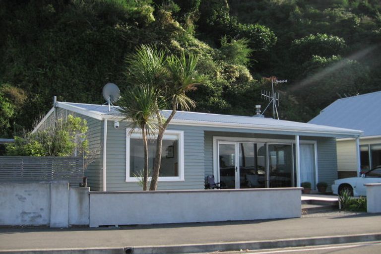 Photo of property in 297 Karaka Bay Road, Karaka Bays, Wellington, 6022