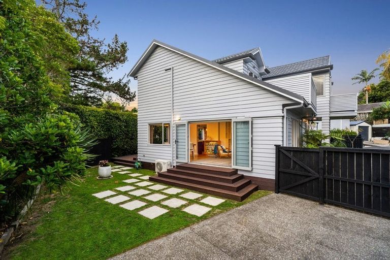 Photo of property in 2/7 Phillip Parade, Forrest Hill, Auckland, 0620