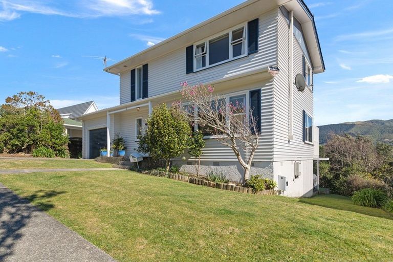 Photo of property in 12 Lupin Terrace, Tawa, Wellington, 5028
