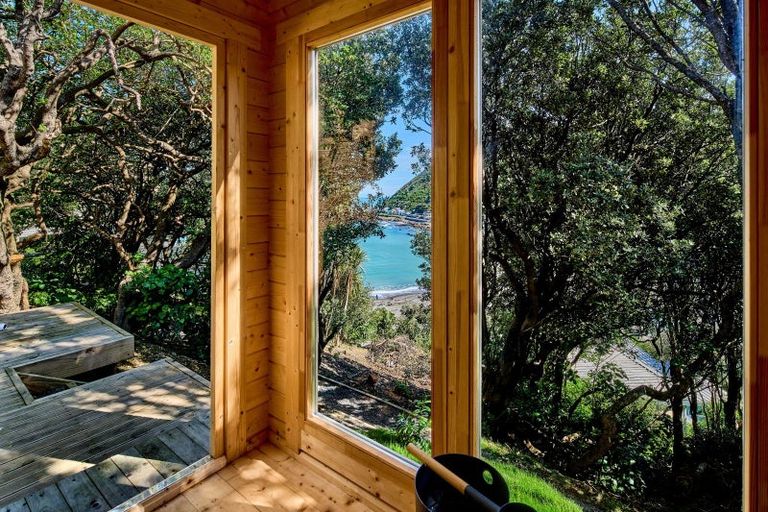 Photo of property in 42 Owhiro Bay Parade, Owhiro Bay, Wellington, 6023