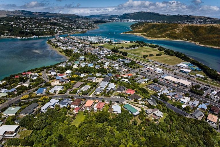 Photo of property in 16 Walker Avenue, Paremata, Porirua, 5026