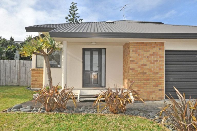 Photo of property in 2/65 Donald Street, Stanmore Bay, Whangaparaoa, 0932
