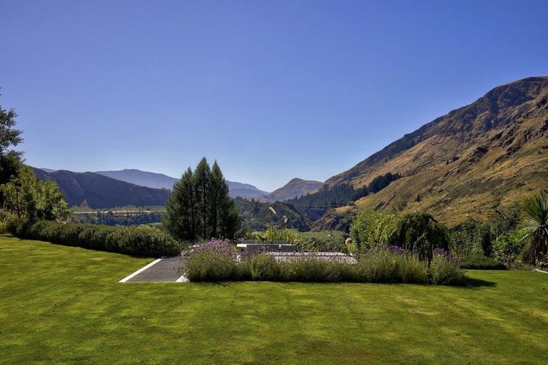 Photo of property in 32 Amber Close, Arthurs Point, Queenstown, 9371