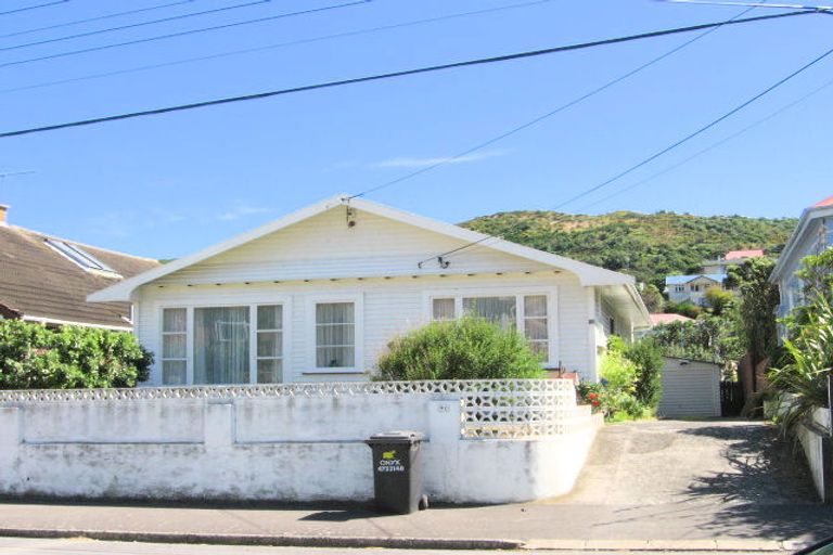 Photo of property in 90 Clyde Street, Island Bay, Wellington, 6023