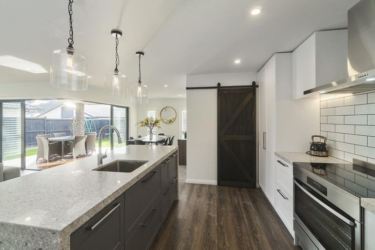 Photo of property in 22 Sir Lincoln Drive, Kumeu, 0810